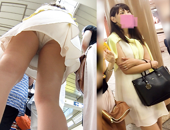 新フルHD高画質パンチラ逆さ撮り267　女子アナ系JDちゃん　行列につき、ゼロ距離パンチラ撮られまくり！ gallery photo 2