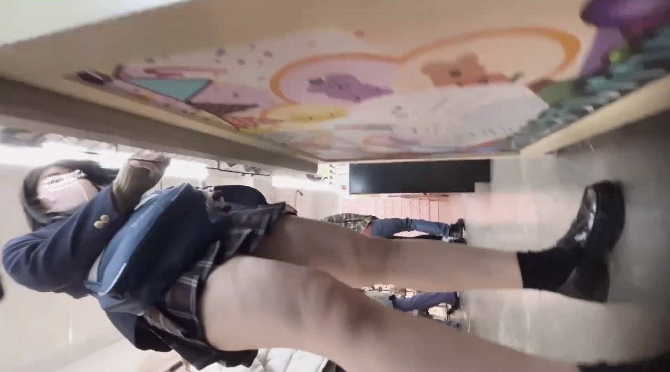 ミニスカ女子を追跡中。02/目の前に迫るお尻と下着。繁華街の人混みで狙う