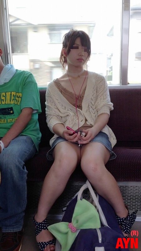 電車でパンツを見せつけてくる女