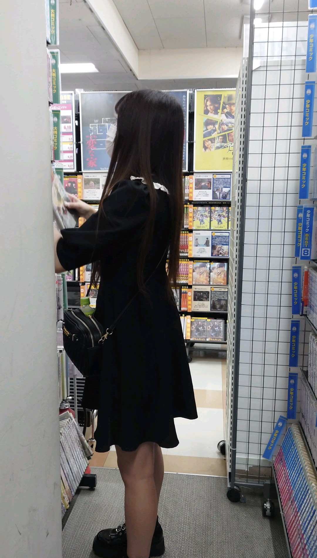苺パンツの女の子（逆さ）