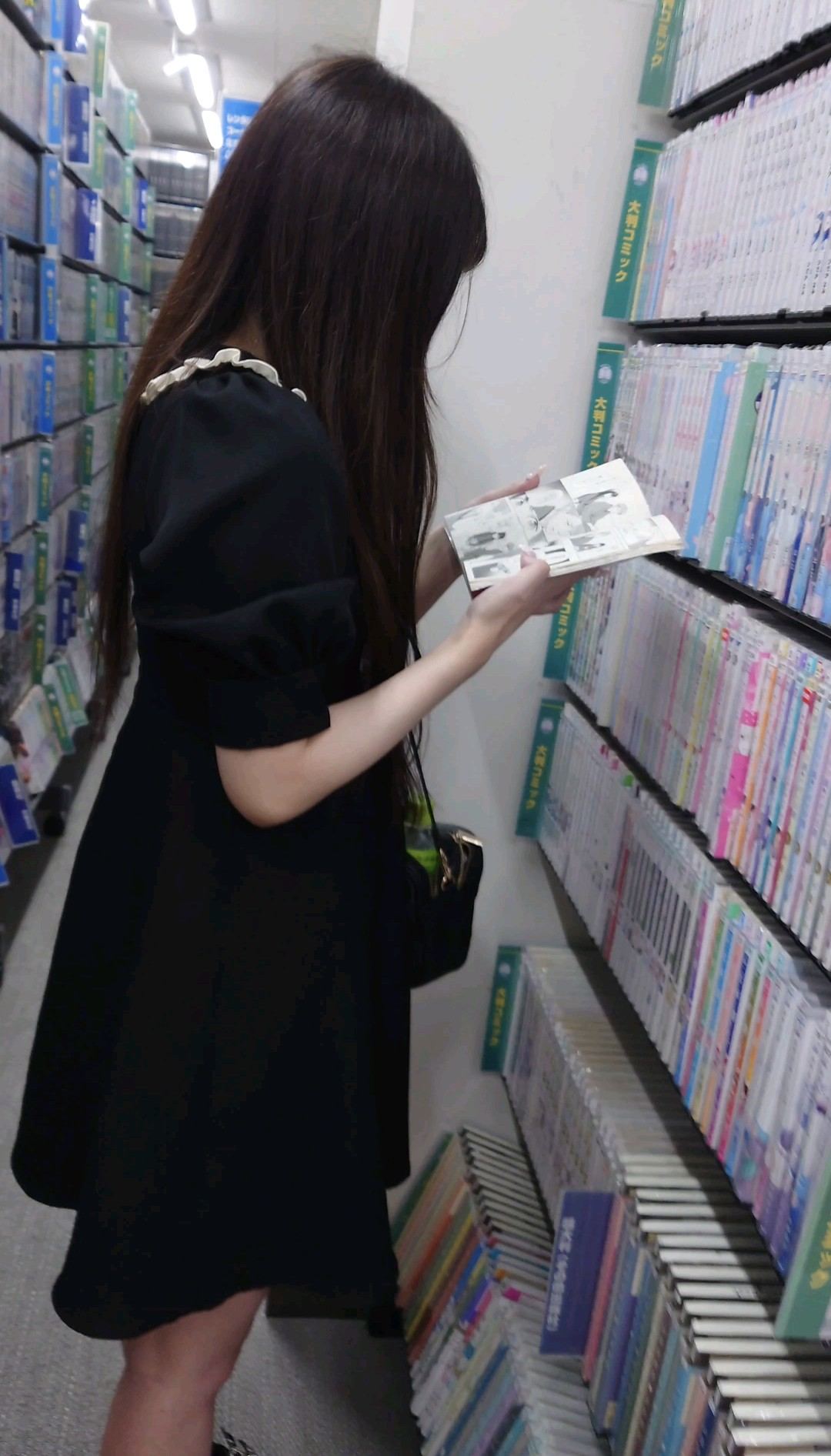 苺パンツの女の子（逆さ）
