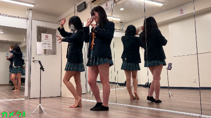 渋谷某パークでTIKTO〇を踊ってる二人組に声をかけ鏡の部屋で踊らせ反射の鏡を写撃 gallery photo 2