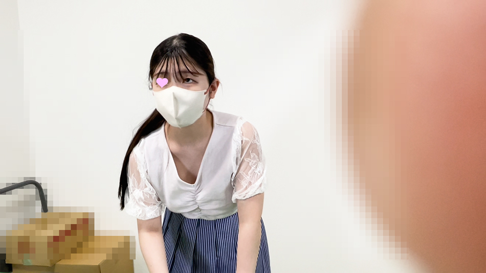 【集荷客胸チラ】あどけなさ残る童顔女子大生/想像以上の巨乳が乳首まで丸見えでした【パンチラ】