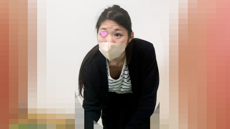 スレンダー人妻の胸チラ/胸元から覗く美乳は乳首まで丸見えでした【パンチラ】