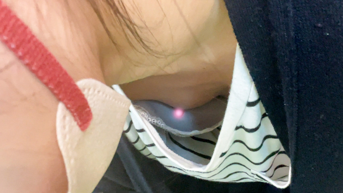 スレンダー人妻の胸チラ/胸元から覗く美乳は乳首まで丸見えでした【パンチラ】