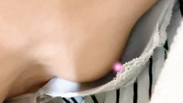 スレンダー人妻の胸チラ/胸元から覗く美乳は乳首まで丸見えでした【パンチラ】