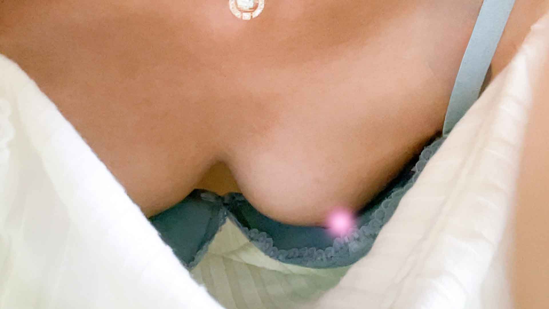 スレンダーギャルの胸チラ/緩んだ胸元から覗く美乳がエロすぎした【パンチラ】