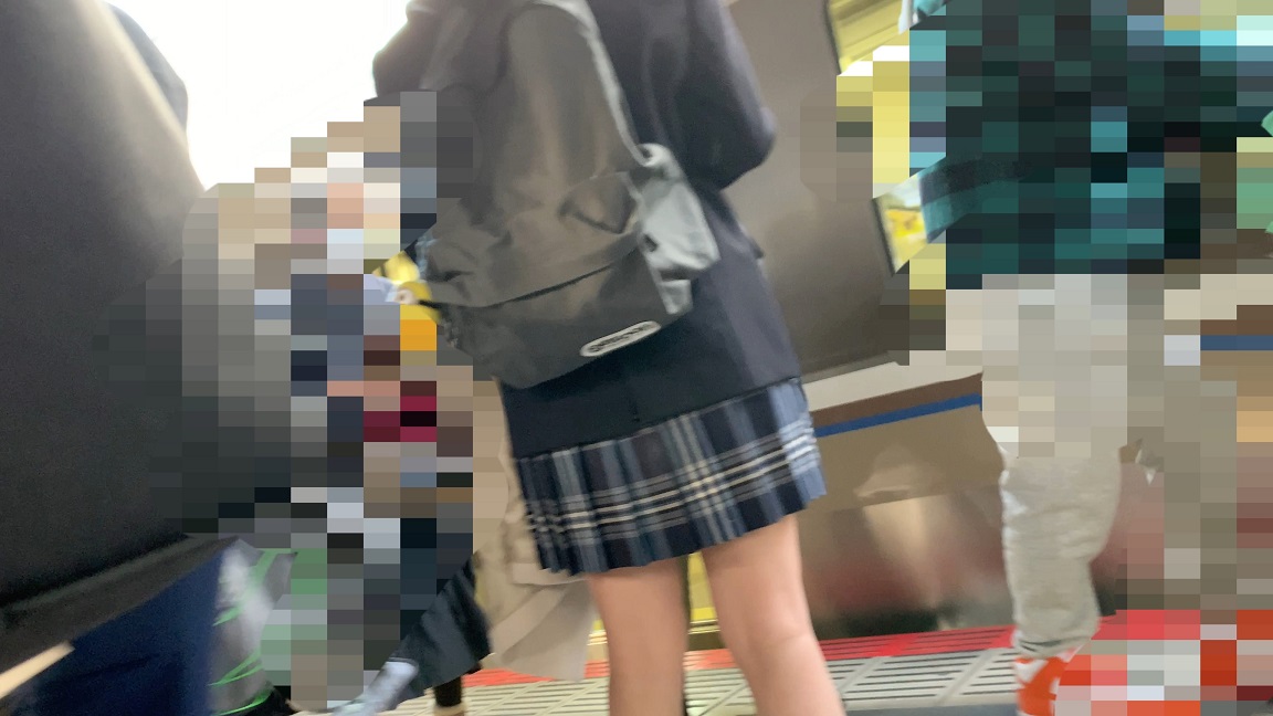 高画質☆駅＆電車内盗撮　可愛いJKストーカーパンチラ gallery photo 4