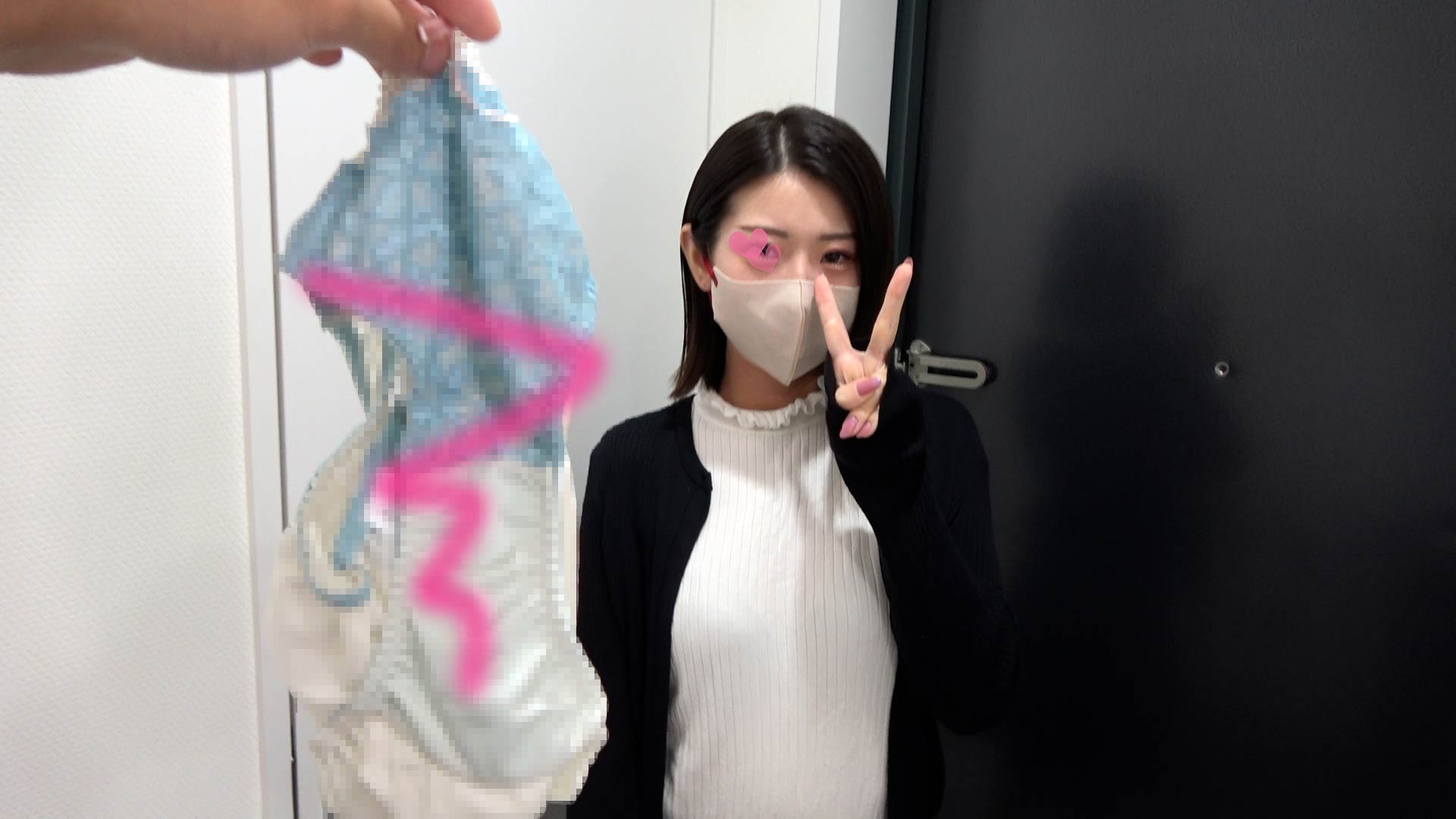 色白清楚美人にパイタッチ!自宅でパンツ食い込ませ、美尻も揉む。ブルセラ買取【ローアングル/パンティ】