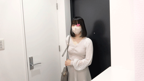 青髪メッシュの美容師の卵。オッパイ丸出しポージングからパンツ見せ、そして使用済みパンティ買取【パンチラ/美尻】