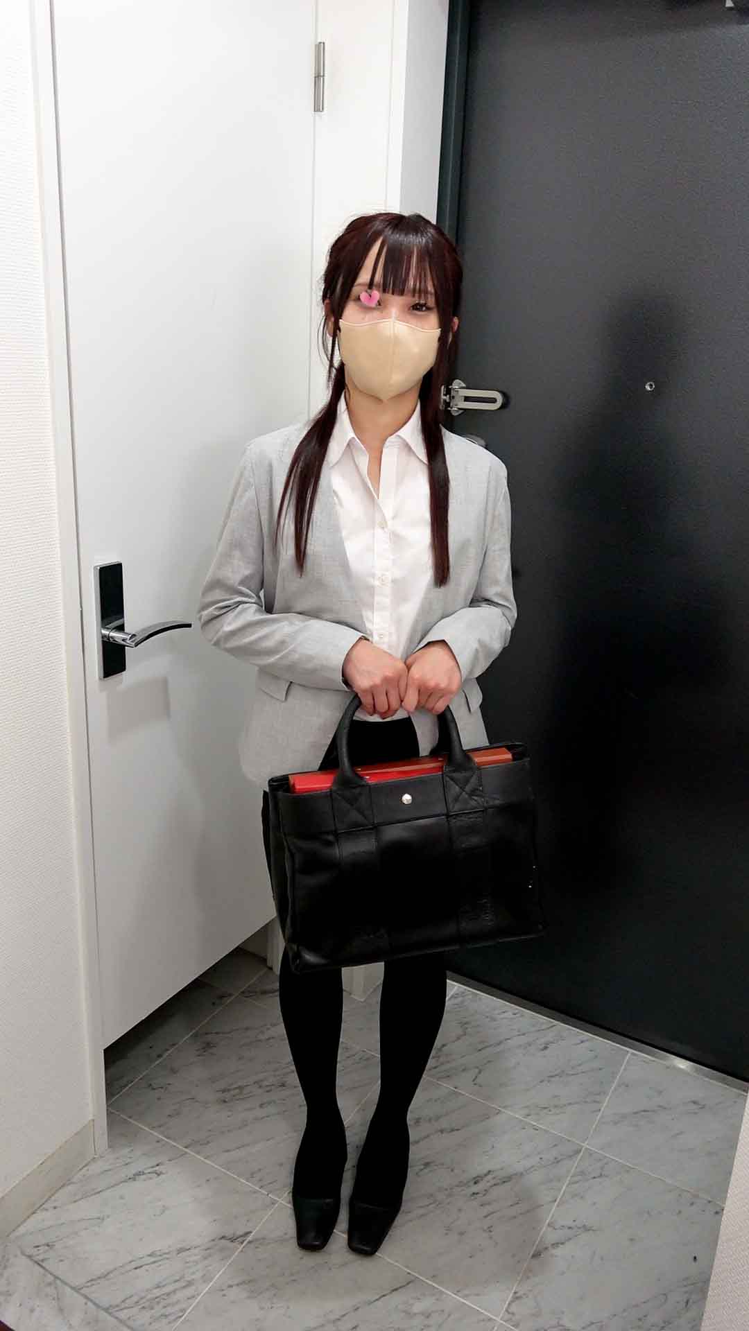 美人生保レディのおっぱいパンティー見せ~美乳美人の保険営業~