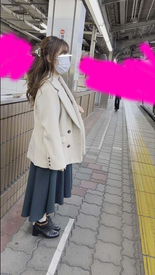 [電車胸チラ]SNSに夢中の隙だらけおっぱい!!からのフラッシュ逆さ撮りパンチラ