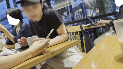 [カフェパンチラ]彼氏の話をしながら大股開きしちゃう女子大生。