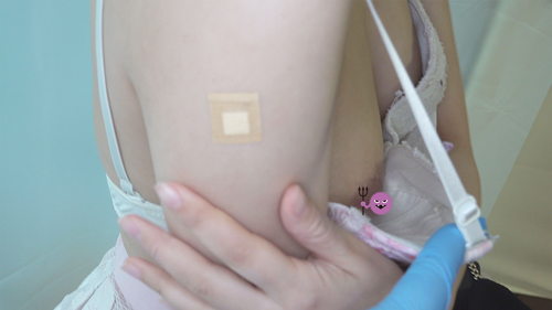 [ワクチン接種]キラキラ系女子の推定Dカップブラを引っ張りハッキリと乳首を露呈させる事に成功[胸チラ]