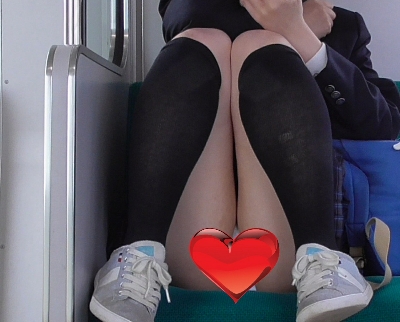 制服JKちゃん【電車内でぱんつ見せつけ】自分でスカートめくり上げてぱんつ撮らせてくれました！