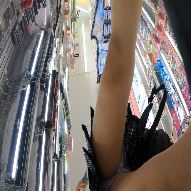 【感動の開脚】マツ●ヨで買い物中のJK【正面P】 gallery photo 3