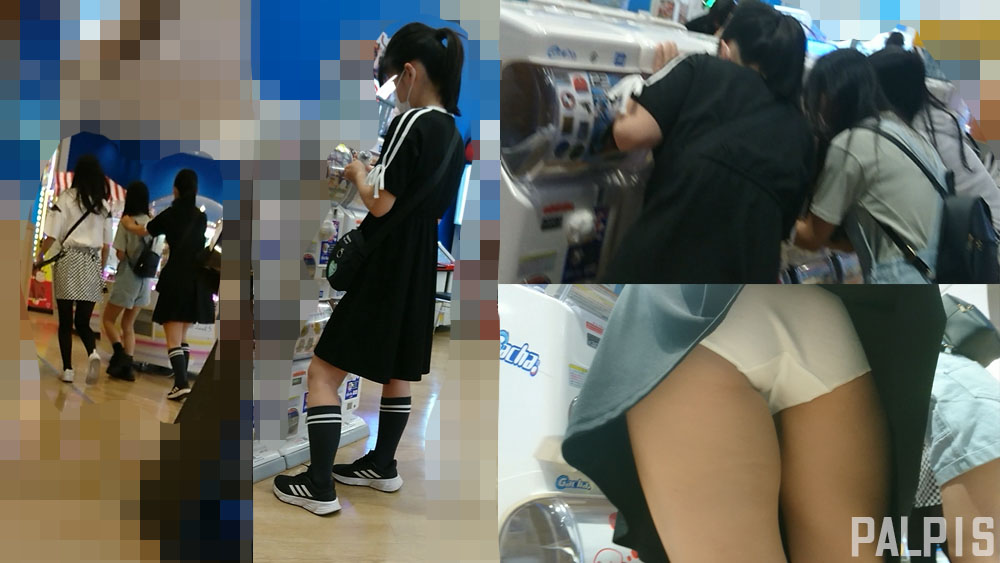 ガチャを覗く娘のスカートを覗いてパシャリ