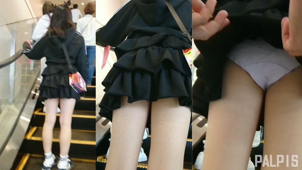 色気づく小さい娘をめくってパシャリ