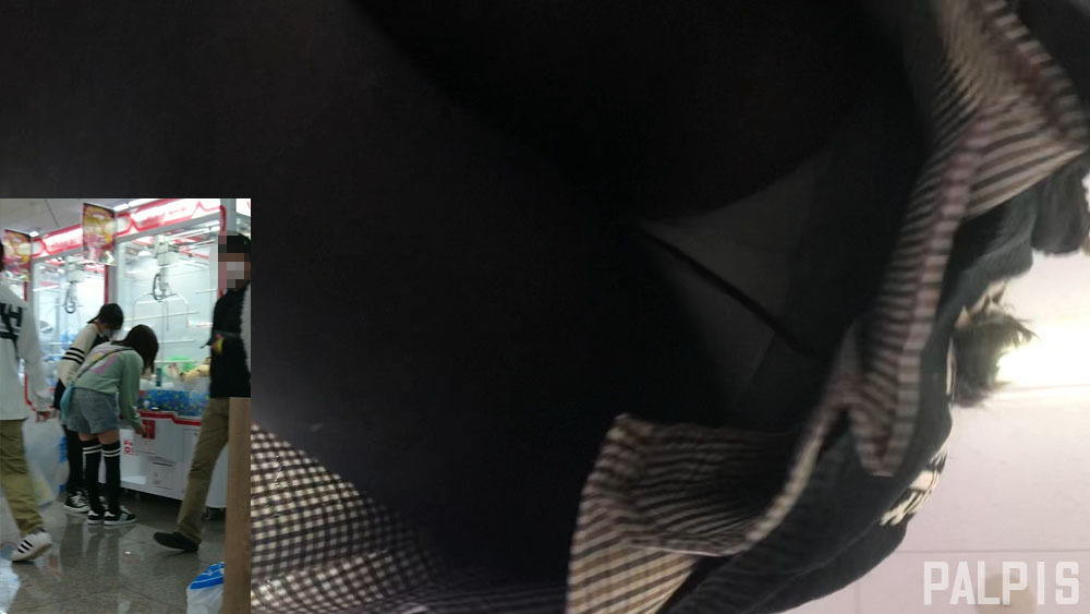 ゲーセンにいたスカート娘を片っ端からパシャリ