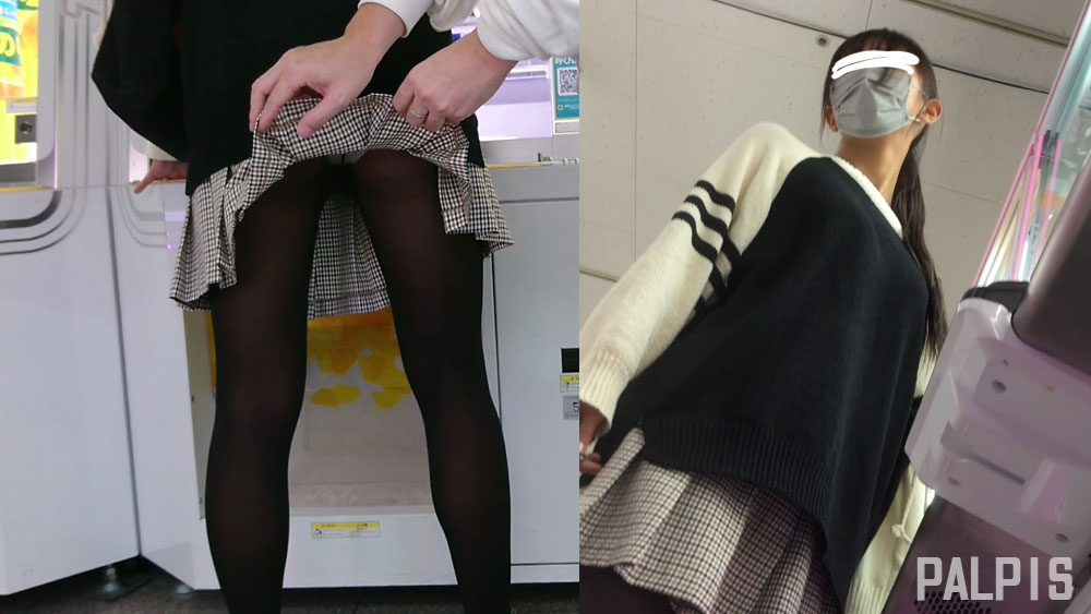 ゲーセンにいたスカート娘達の裏側であの娘を粘着してパシャリ
