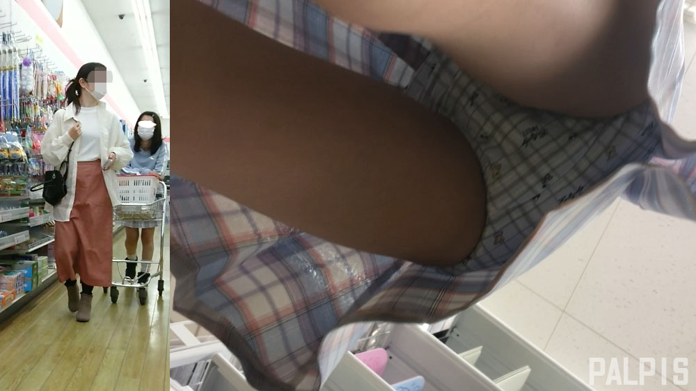 同世代の周りでスカートの女の子に粘着してパシャリ