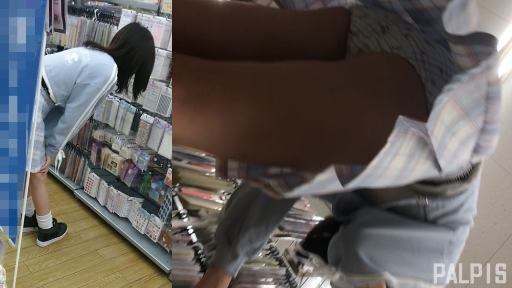 同世代の周りでスカートの女の子に粘着してパシャリ