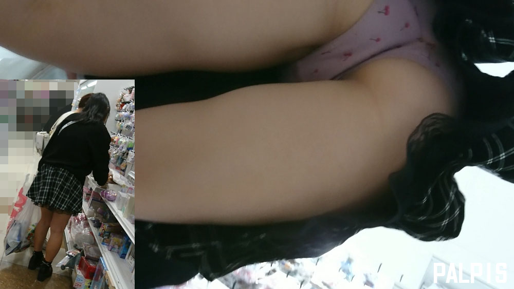 育ったお尻をめくってパシャリ