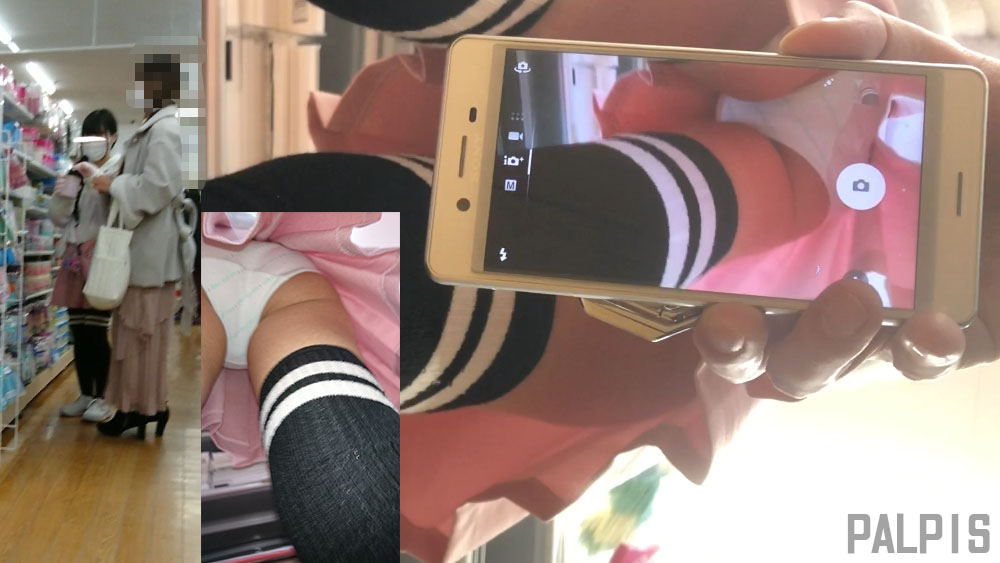 可愛らしい小ぶりなお尻を何度も捲って何度もパシャリ