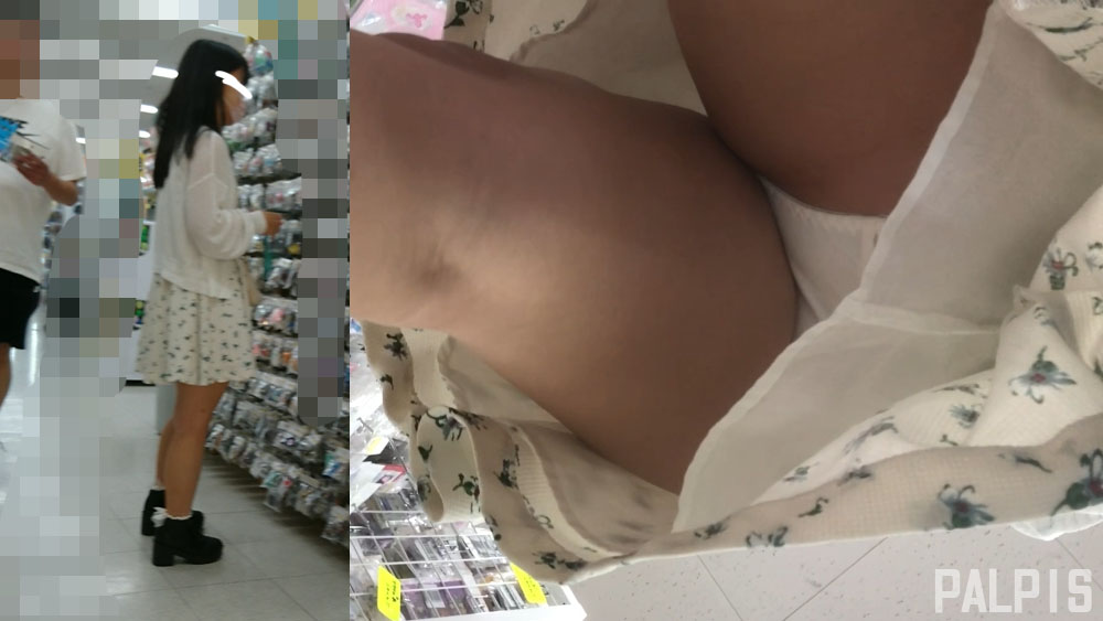 何度もめくって丸出しでパシャリ