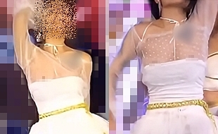 おっぱいがぽろんと見えちゃったお姉さん　C340