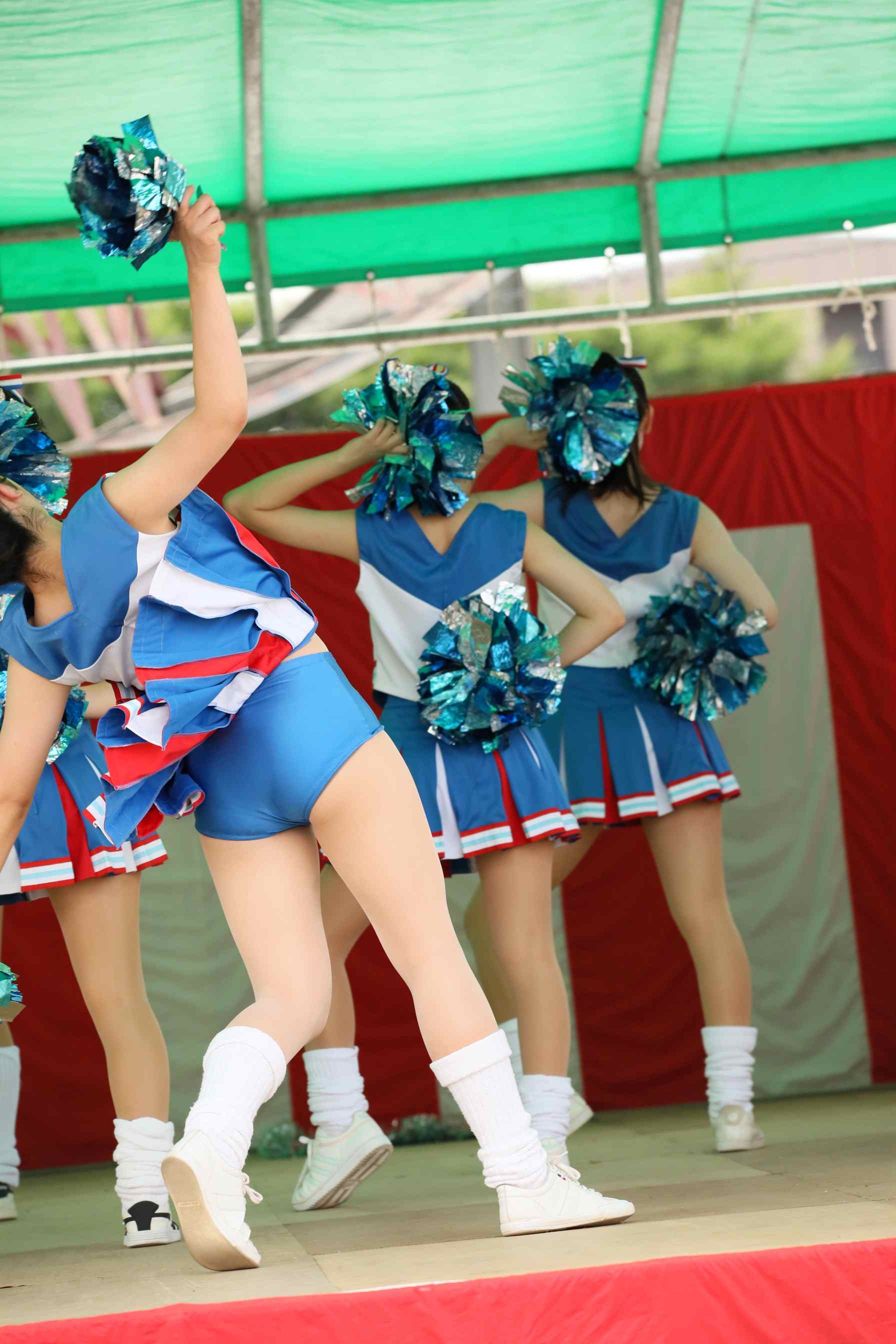 見せすぎ注意　挑発チアの応援お祭り演技！～アクロバティックな演技も魅力的！！青色の有名ダンスチア～