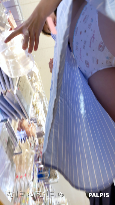 スカートひらひら #41 特別版21 家族で買い物している女の子