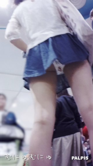 スカートひらひら #47 特別版27 旅行先でお土産に夢中