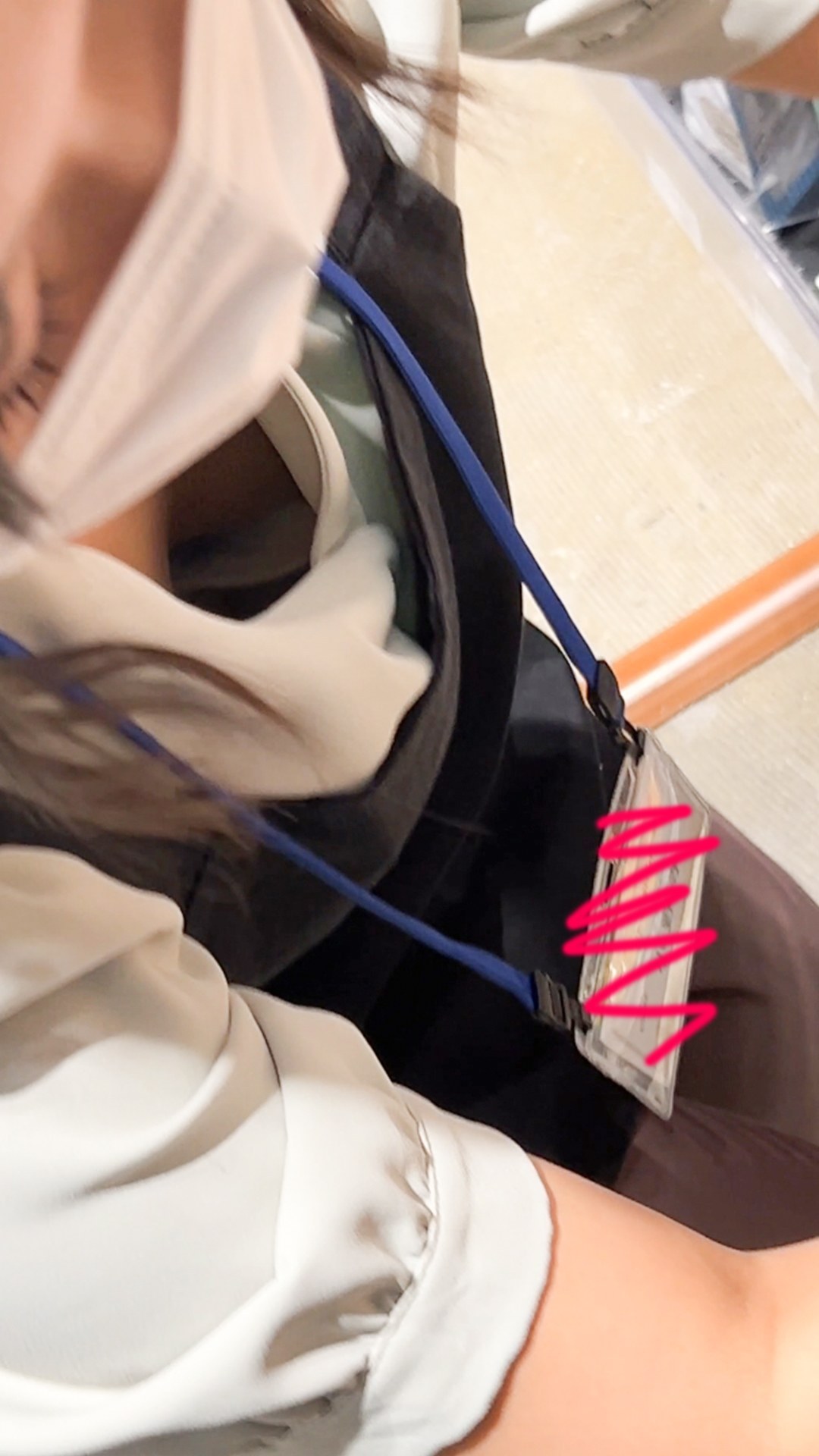 【店員さん胸チラB地区51】美巨乳ペットショップ店員さん/デカ乳首の美術品店員さん/２名