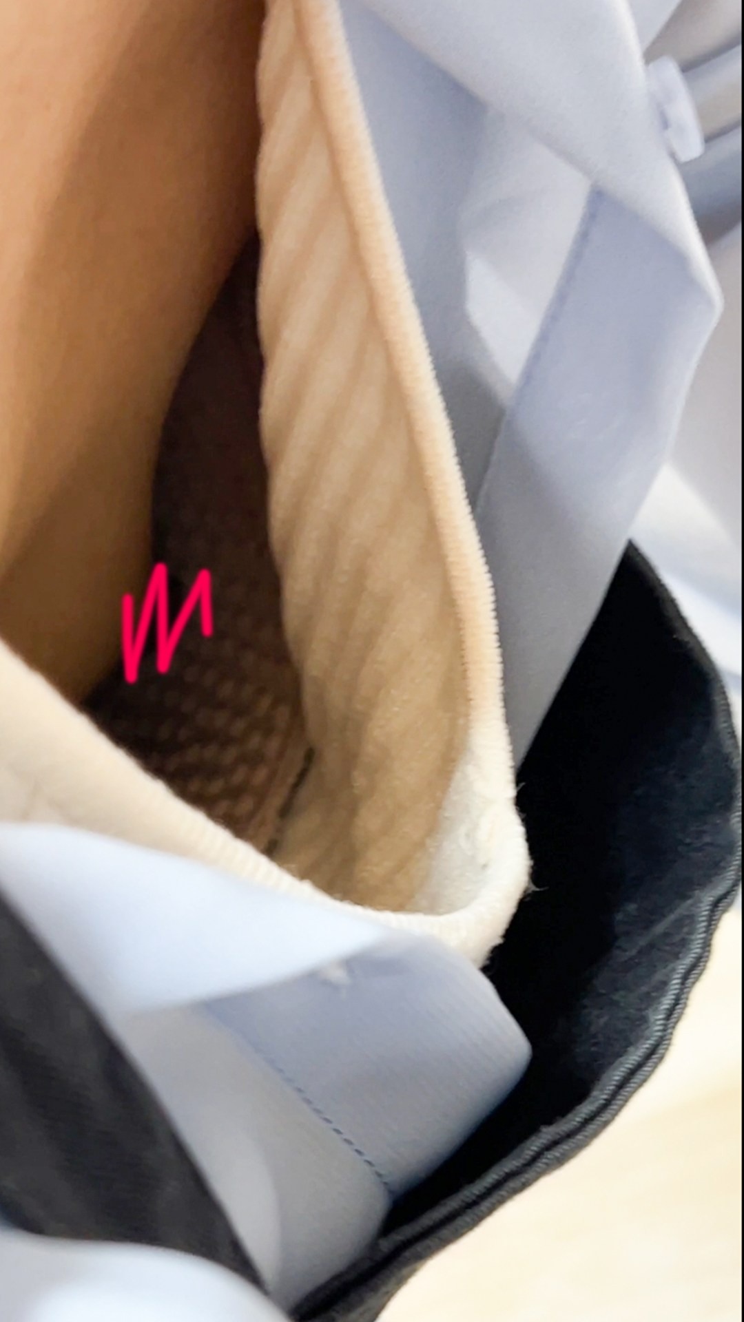 【店員さん胸チラB地区51】美巨乳ペットショップ店員さん/デカ乳首の美術品店員さん/２名