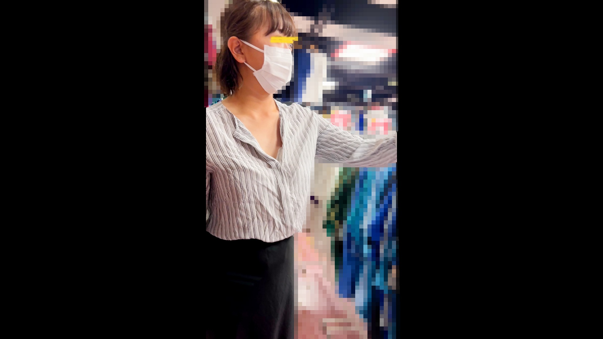 【店員さん胸チラB地区54】CDショップ店員さんの乳首チラ/古着屋店員さんの美巨乳胸チラ 2名