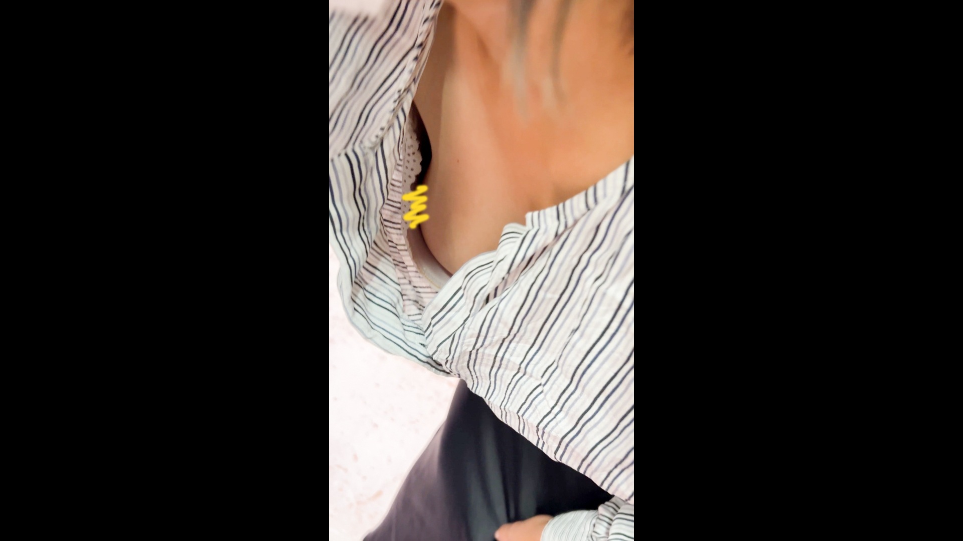 【店員さん胸チラB地区54】CDショップ店員さんの乳首チラ/古着屋店員さんの美巨乳胸チラ 2名