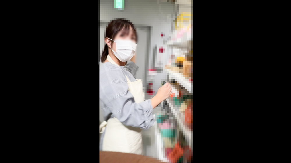 【店員さん胸チラB地区55】美巨乳胸ちら!Tバックパンチラ!免税雑貨店員さん/雑貨店員さん 2名