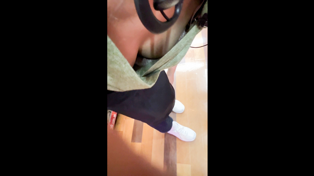 【店員さん胸チラB地区55】美巨乳胸ちら!Tバックパンチラ!免税雑貨店員さん/雑貨店員さん 2名