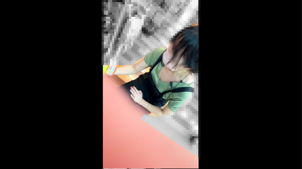【店員さん胸チラB地区55】美巨乳胸ちら!Tバックパンチラ!免税雑貨店員さん/雑貨店員さん 2名