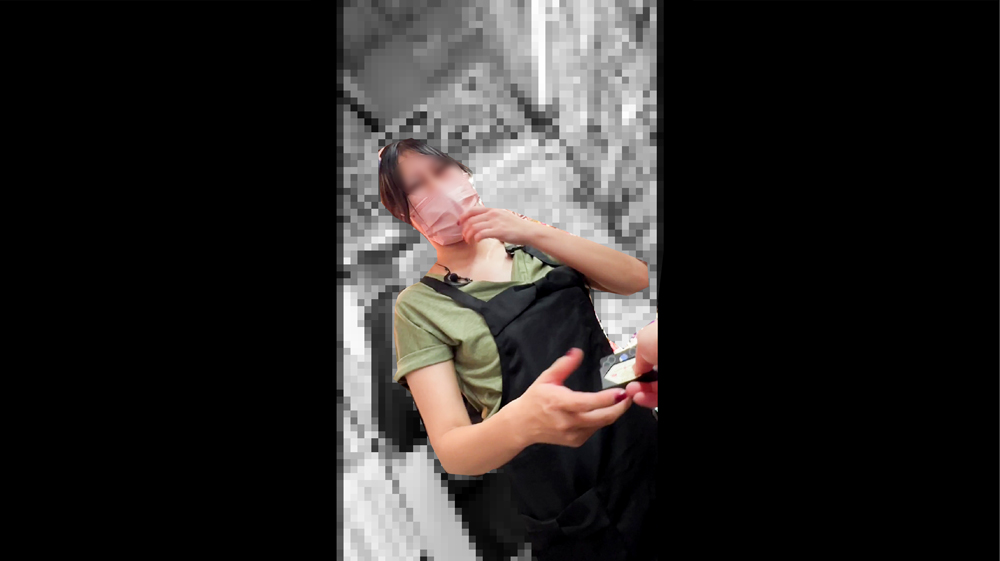 【店員さん胸チラB地区55】美巨乳胸ちら!Tバックパンチラ!免税雑貨店員さん/雑貨店員さん 2名