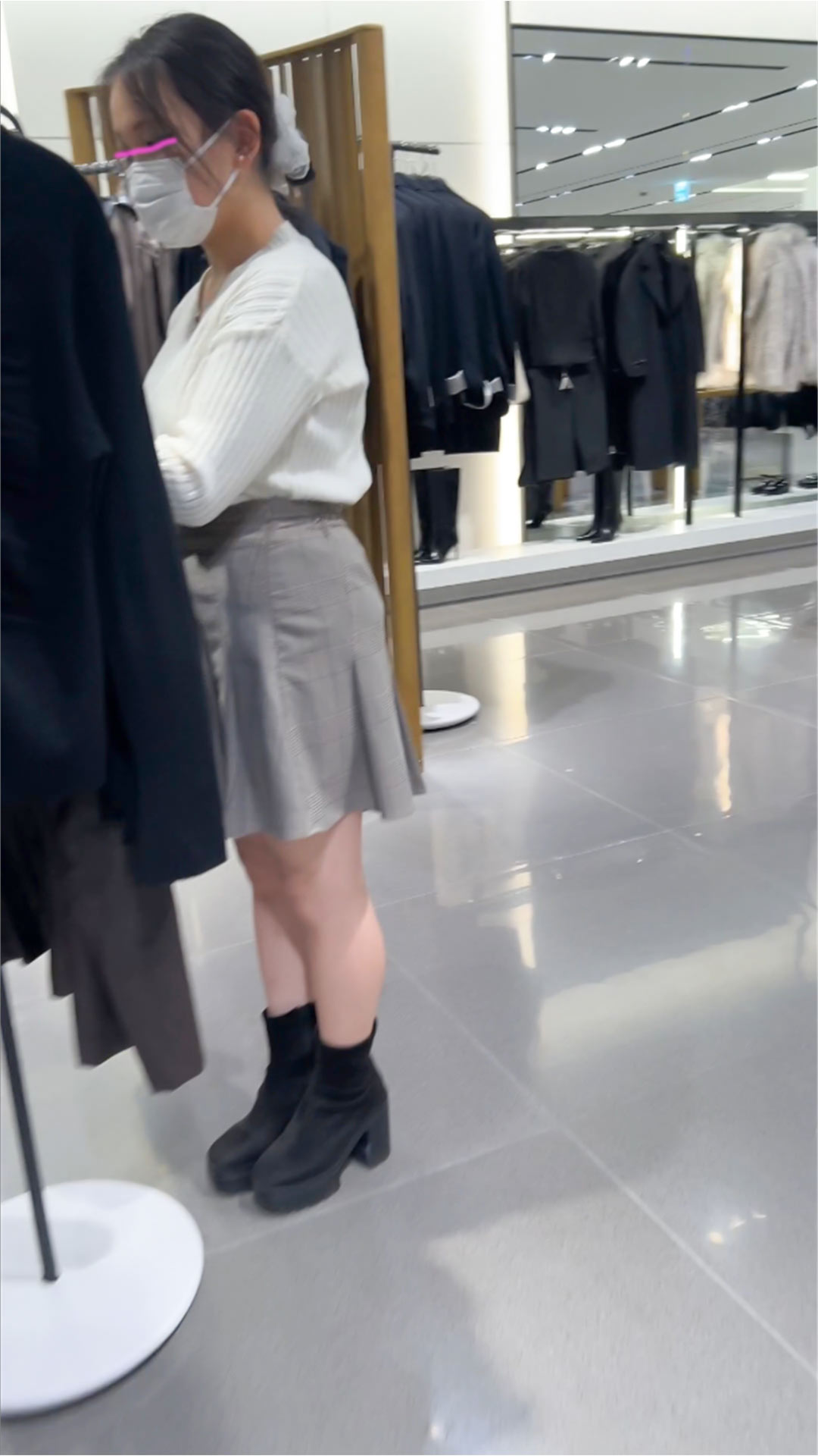 【店員胸チラ・パンチラ㊹】新人アパレル店員さん/おもちゃ屋店員さん/おっぱい乳首2名!