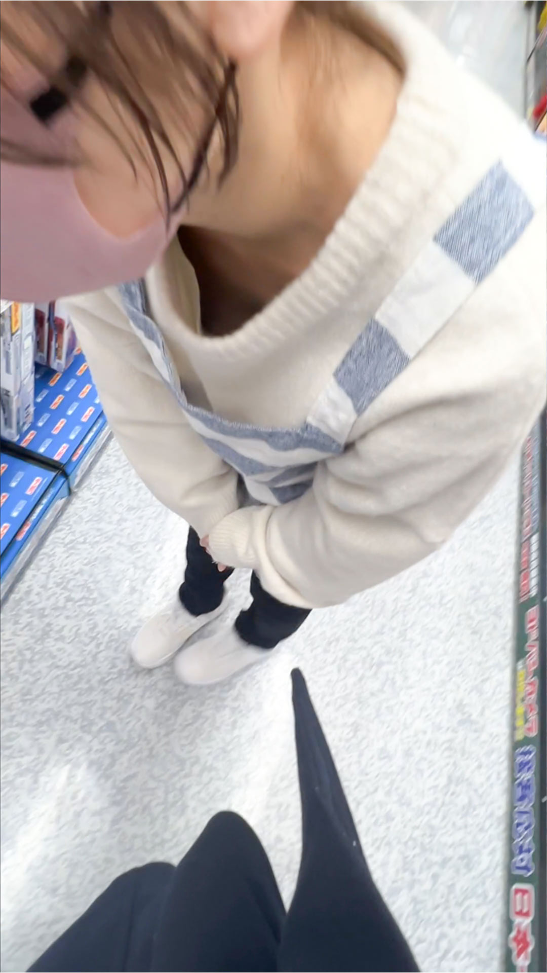 【店員胸チラ・パンチラ㊹】新人アパレル店員さん/おもちゃ屋店員さん/おっぱい乳首2名!