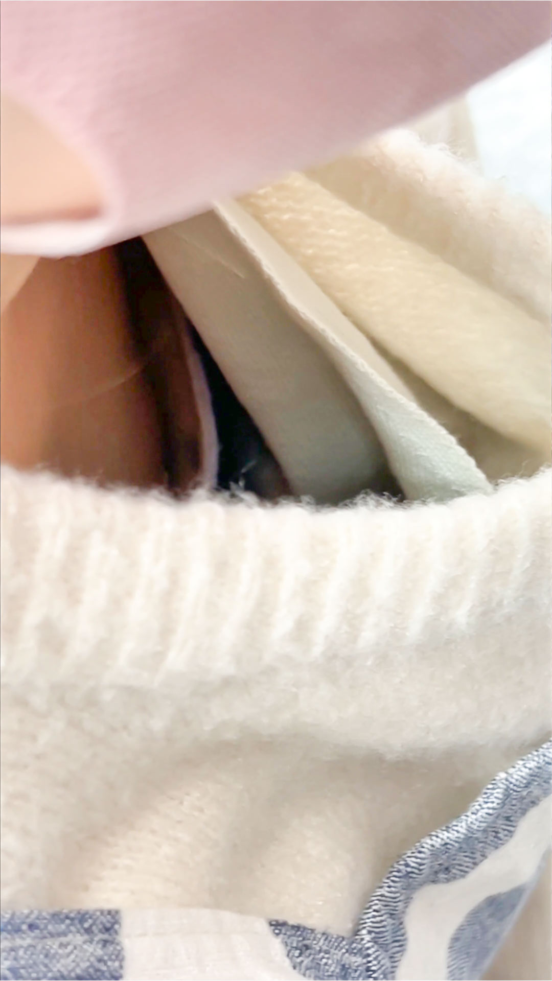 【店員胸チラ・パンチラ㊹】新人アパレル店員さん/おもちゃ屋店員さん/おっぱい乳首2名!