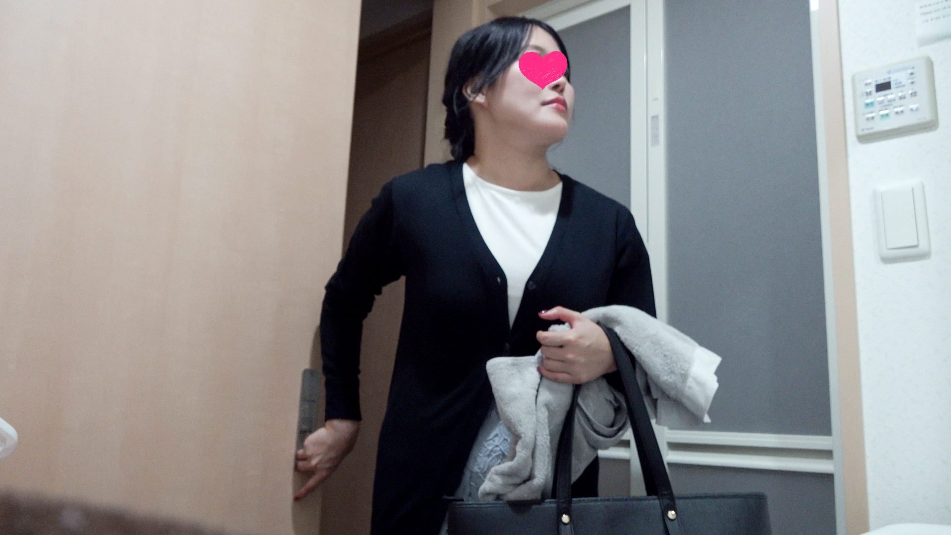 【民泊着替え】爆乳むちむち美女!妖艶人妻の裸体/257人目・258人目