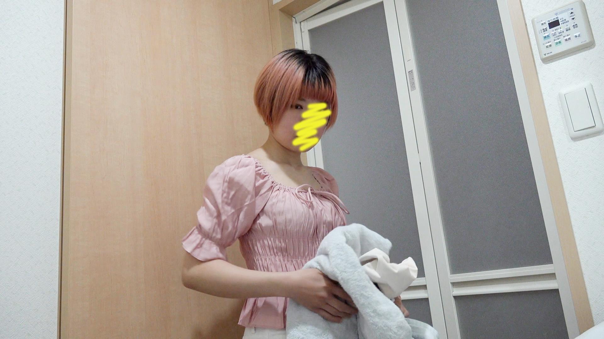 【民泊着替え】彼氏と映る女子大生・ヲタ活中のBカップボーイッシュ女子/249人目・250人目