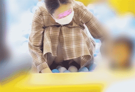 【美人若ママの室内遊園地でドキドキ胸チラ＆純白パンツ】