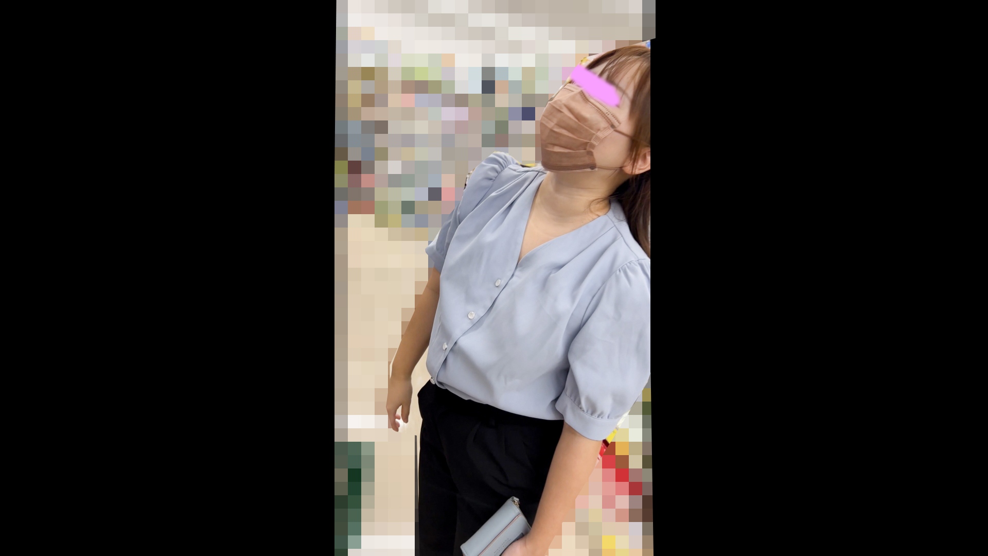 【同僚OLの乳首/胸ちら#56】激カワ新人!手伝い中の胸チラ・座りパンチラ/人妻ノーブラ総務部の胸チラ 2名