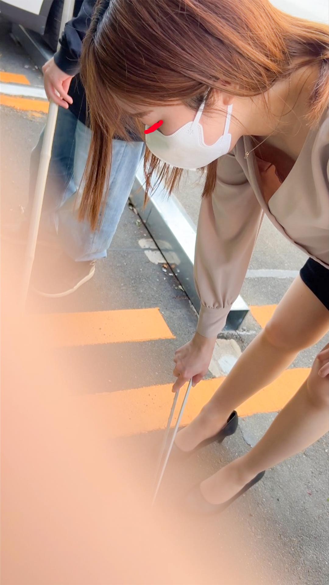 【同僚OLの乳首/胸ちら#40】2名分/社外掃除中/飾りつけ中