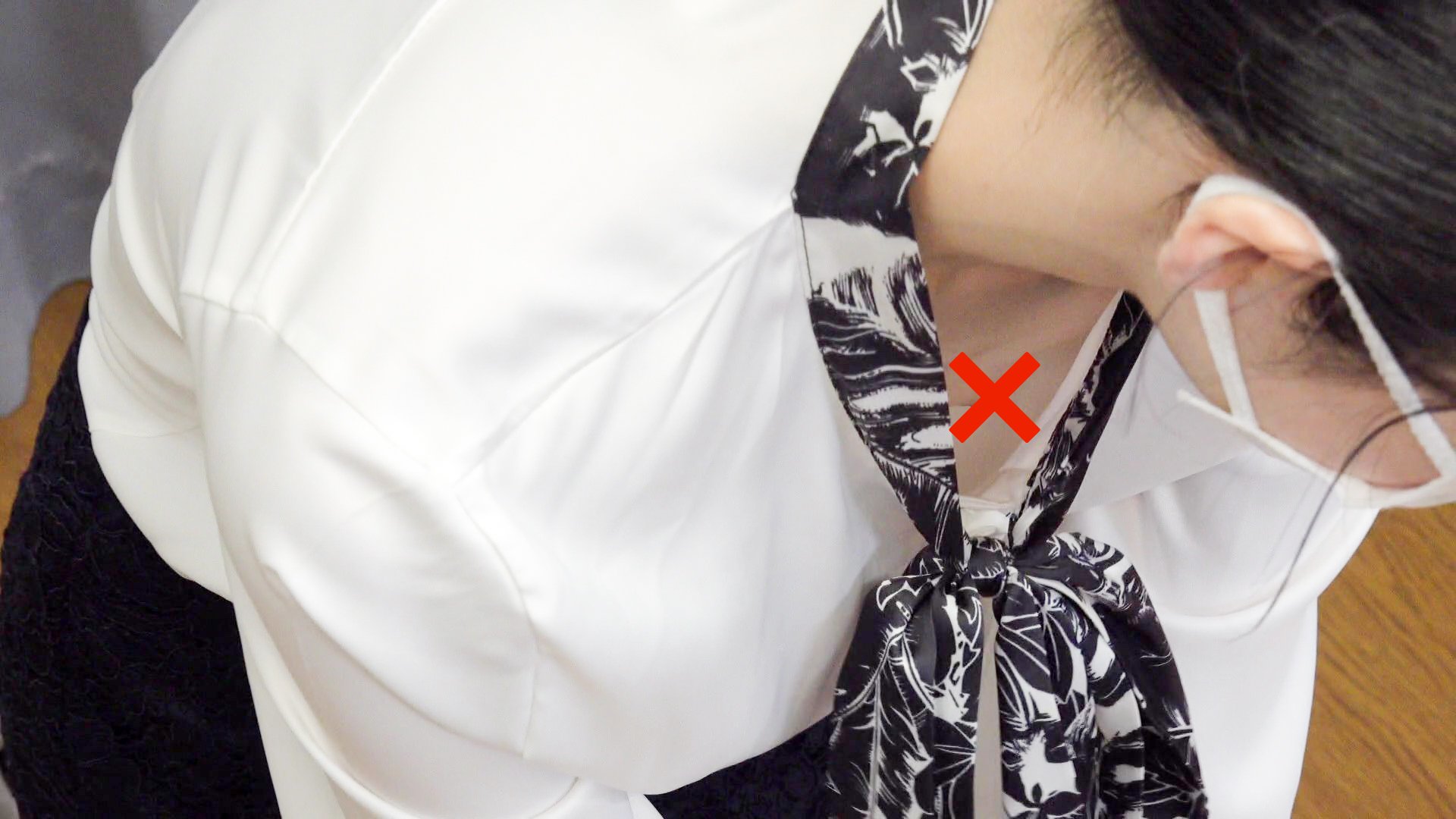 【救命講習/胸チラNo.75】ブラ紐ズレて乳首丸見え!人妻さんがノーブラで救命講習 2名収録